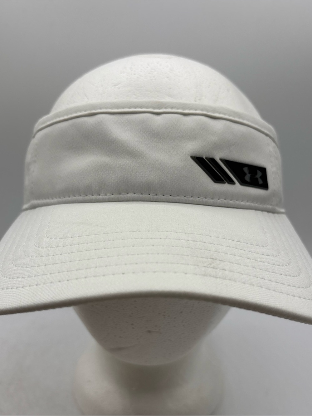 Under Armour Golf Performance White Visor 1273277‎ Moisture Wicking Adjustable